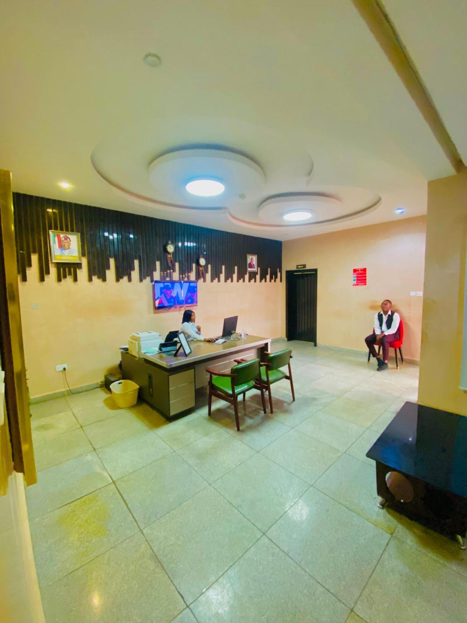 Vibes Suites Kaba Bagian luar foto