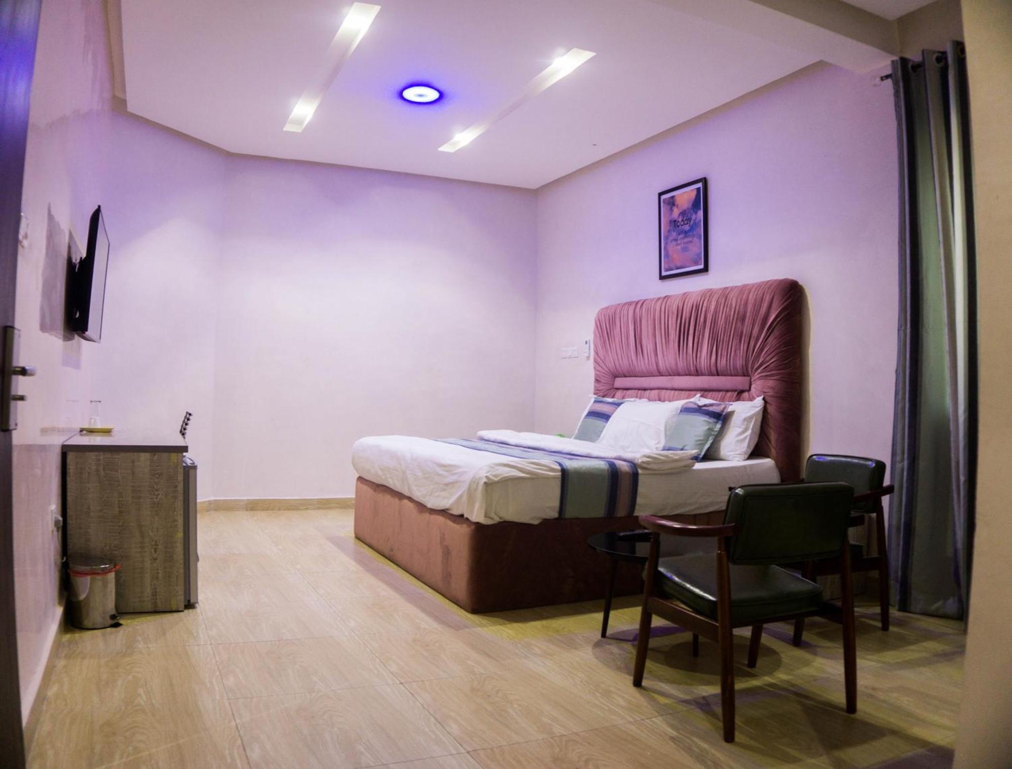 Vibes Suites Kaba Bagian luar foto