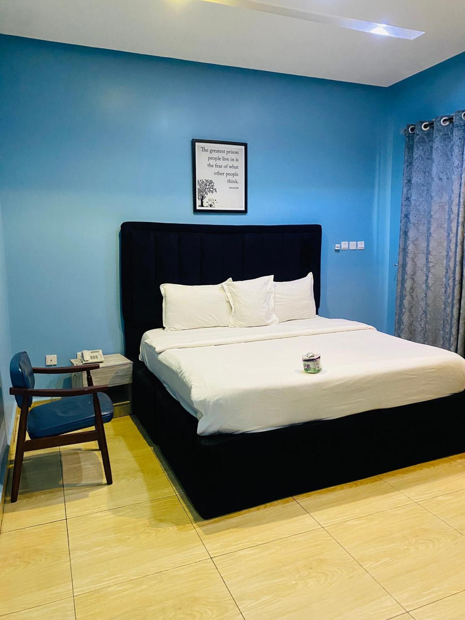 Vibes Suites Kaba Bagian luar foto
